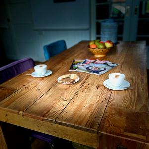 Luister naar Aan de keukentafel in de app