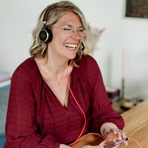 Luister naar Bij Bettie - De Podcast Voor Verbindend Ouderschap En Zelfinzicht, Want.. We Doen Allemaal Maar Wat! in de app