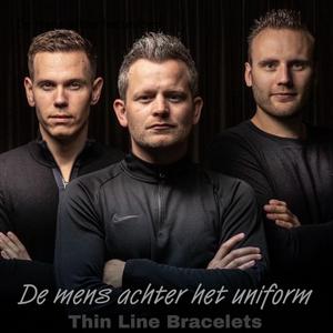 Luister naar De mens achter het uniform in de app