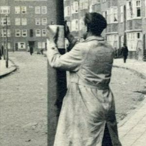 Luister naar Een audiowandeling door de Amsterdamse Rivierenbuurt (1933 - 1945) in de app